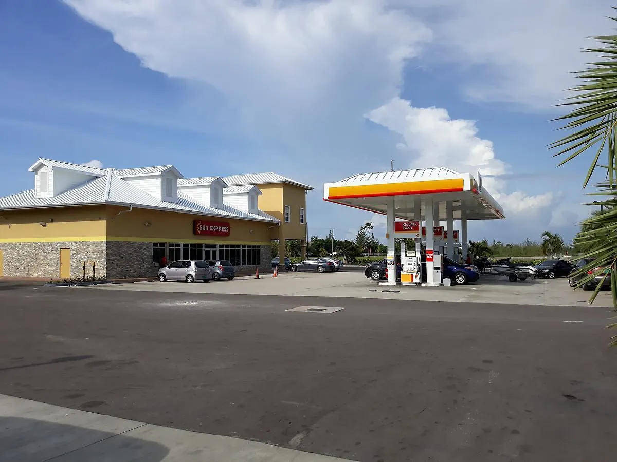 Bell At The Airport Suites Adults Only - Free Airport Transportation Nassau Apartment