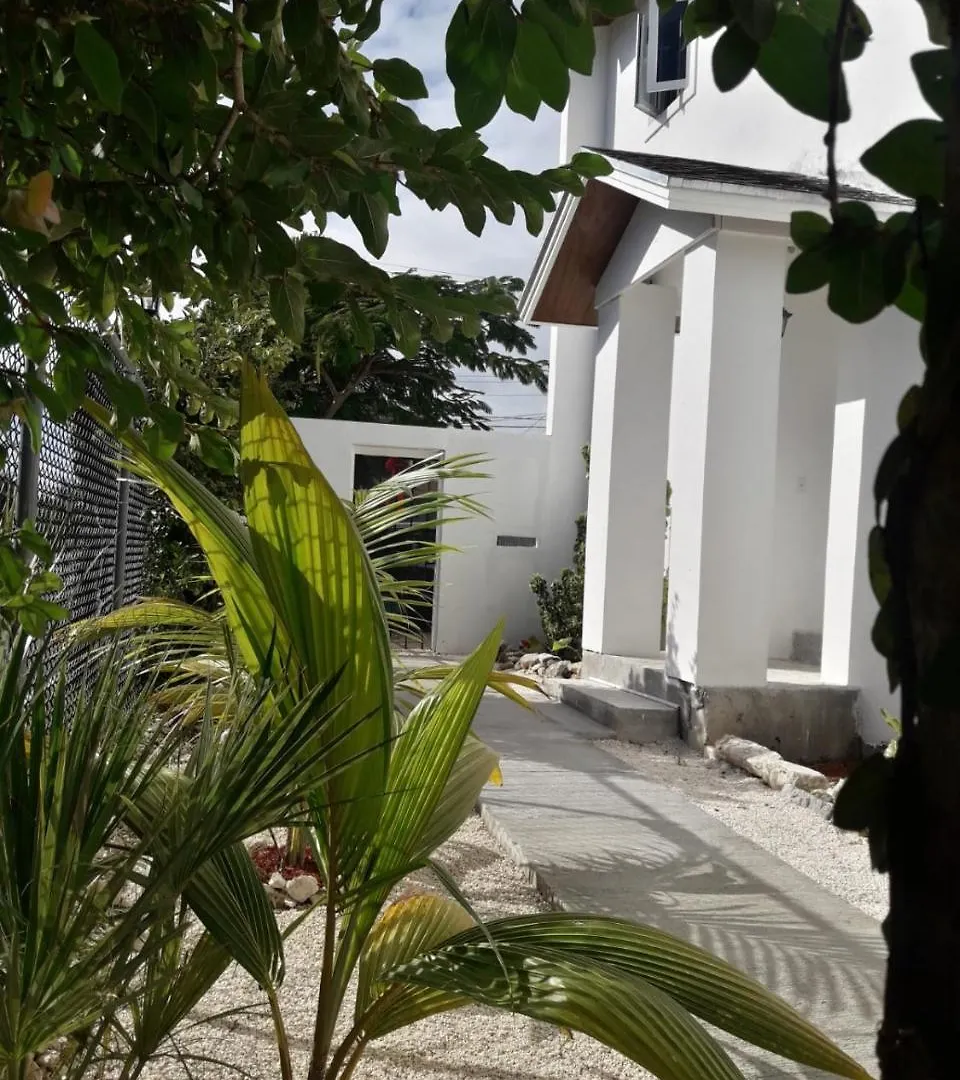 Bell At The Airport Suites Adults Only - Free Airport Transportation Nassau Bahamas