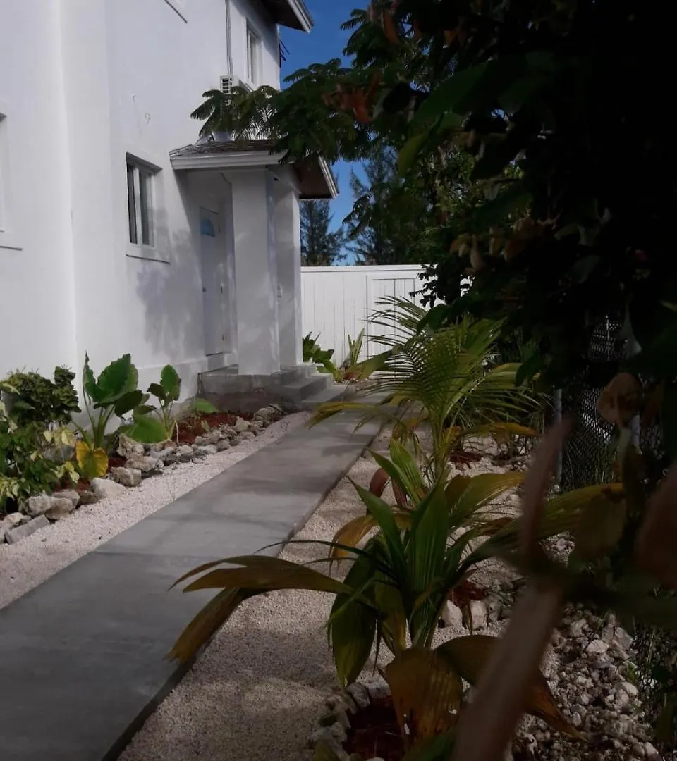 Bell At The Airport Suites Adults Only - Free Airport Transportation Nassau Apartment